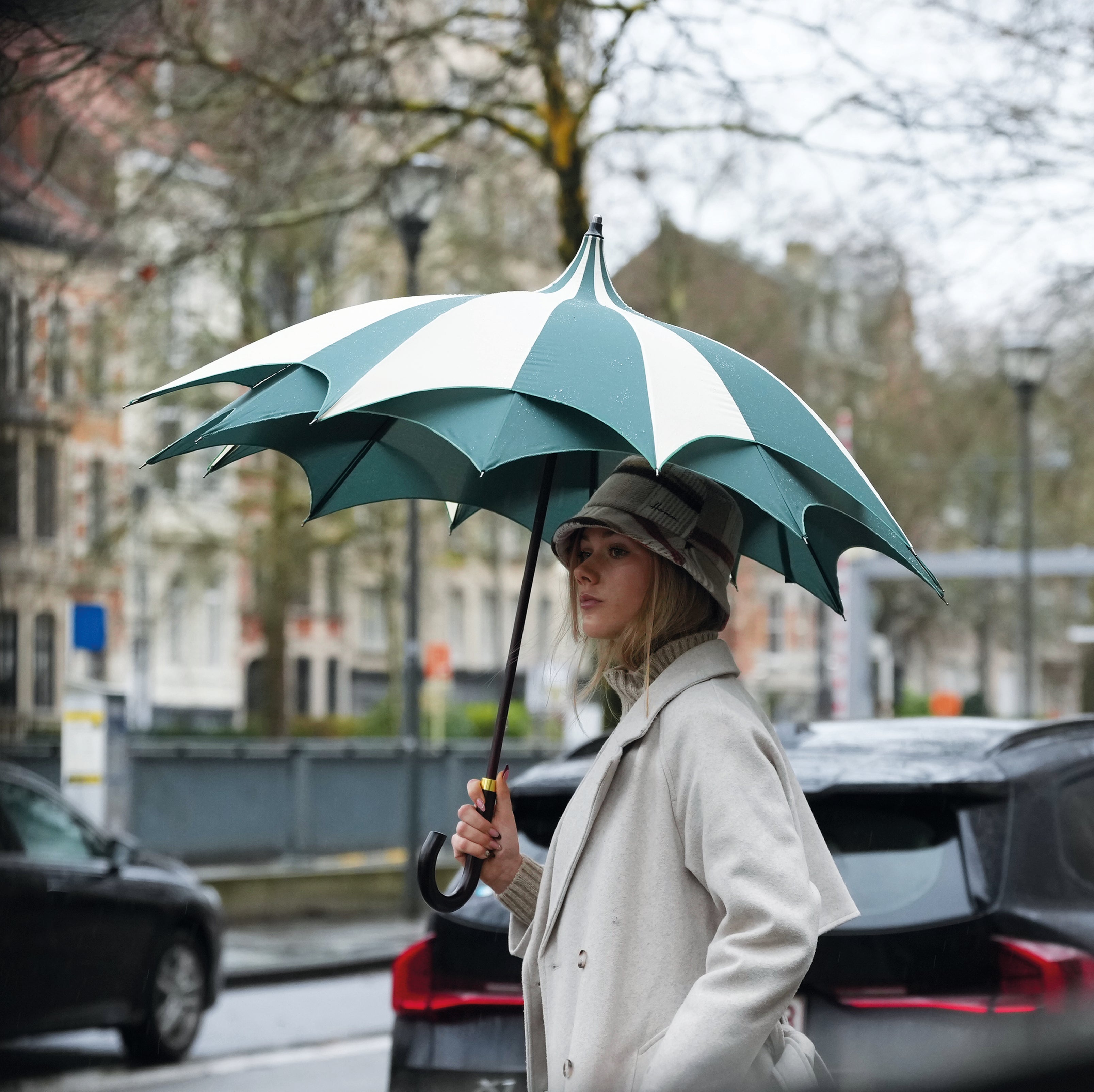 Ces icônes qui subliment leurs tenues avec des accessoires, dont le parapluie