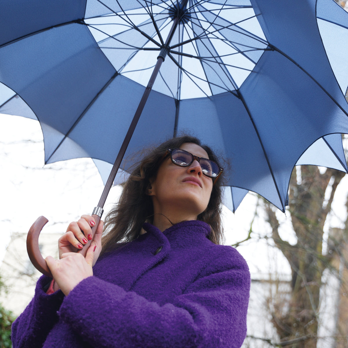 Parapluie bleu et blanc 