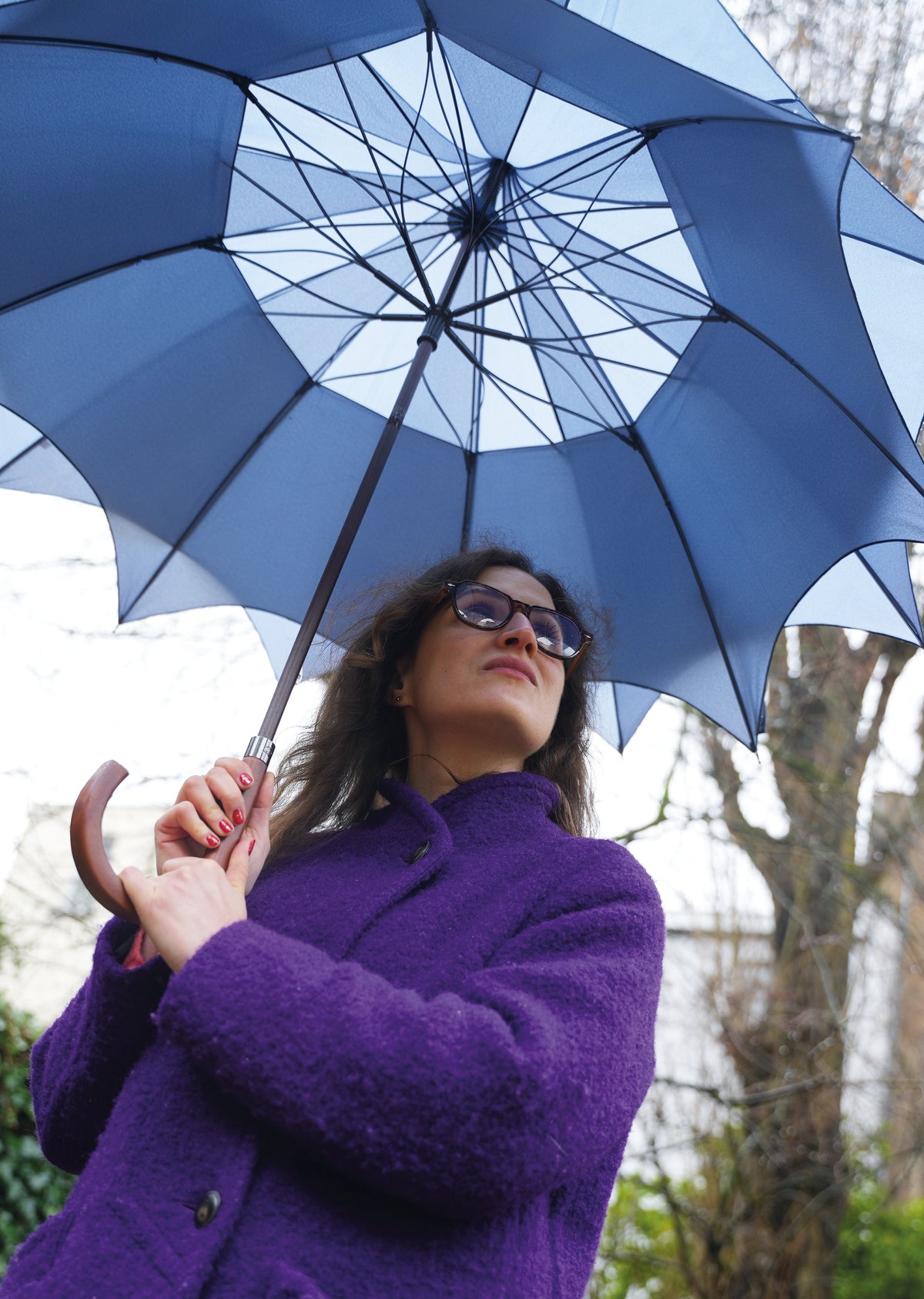 Parapluie bleu et blanc 