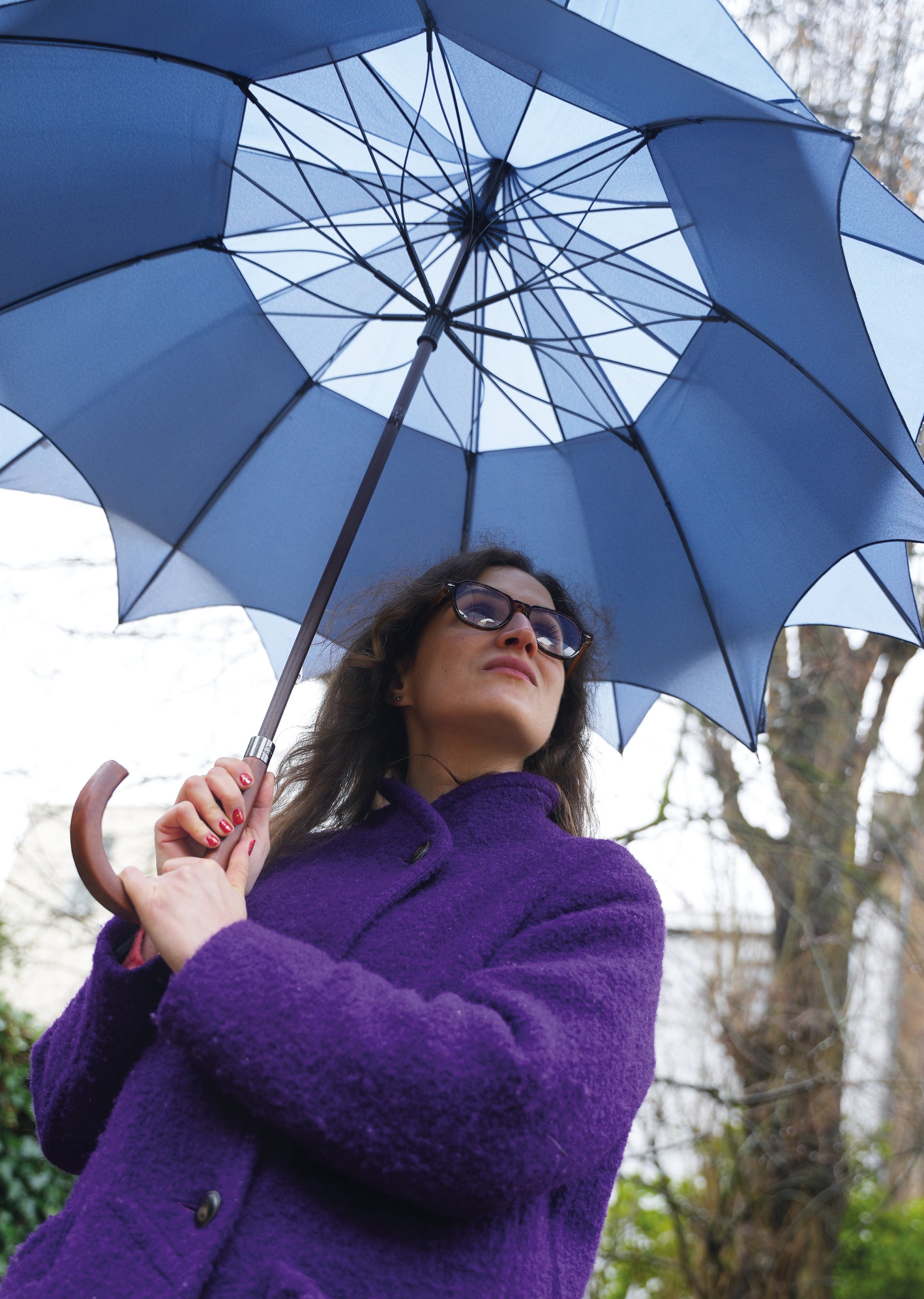 Parapluie bleu et blanc 
